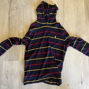 Polo long sleeve with hood.